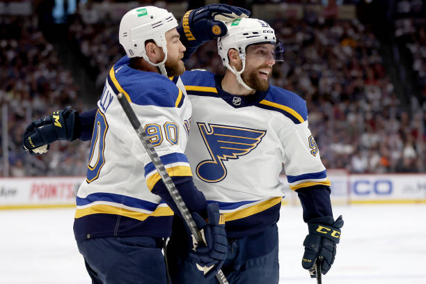 Ryan O'Reilly (l.) celebrates with David Perron (r.) after putting St. Louis in front in Game 1/Photo: Matthew Stockman/Getty Images