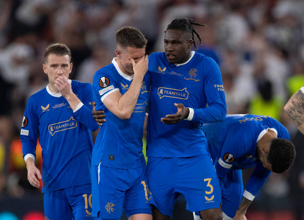 Los jugadores del Rangers FC se consuelan tras la final de la Europa League 2022 | Foto: Getty Images