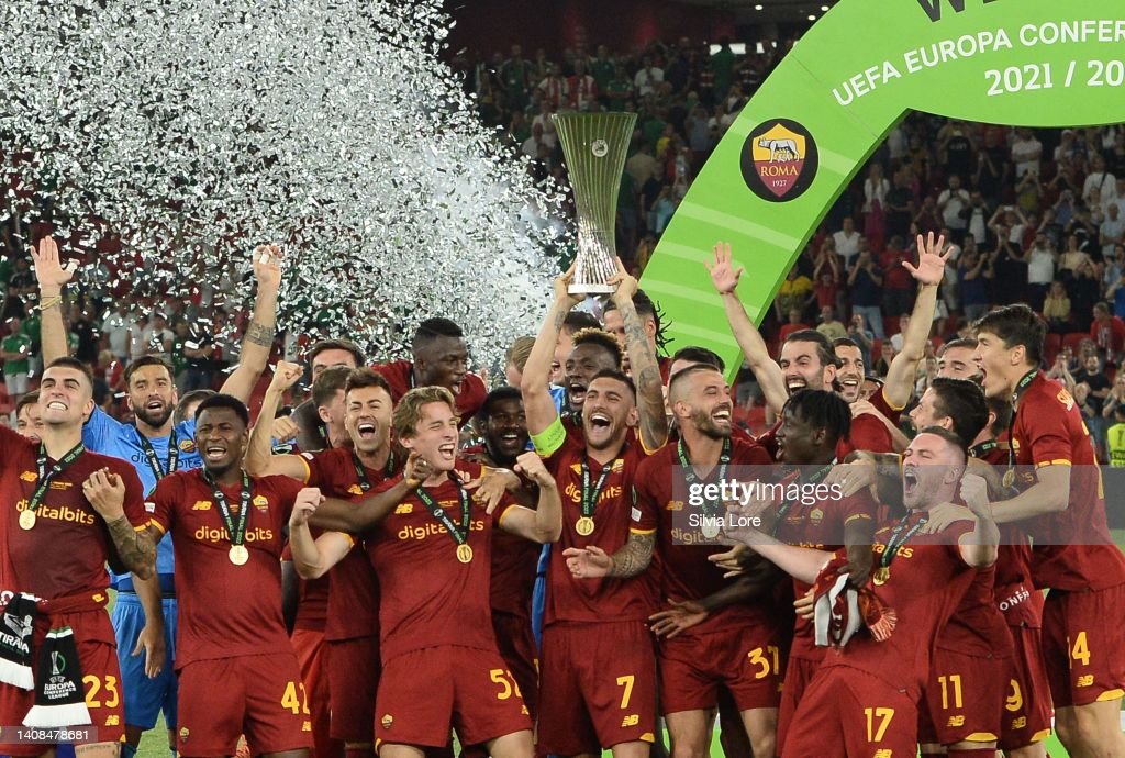 TIRANA, ALBANIA - MAY 25: AS Roma captain Lorenzo Pellegrini lifts the Europe Conference League Trophy after victory the UEFA Conference League final match between AS Roma and Feyenoord at Arena Kombetare on May 25, 2022 in Tirana, Albania. (Photo by Silvia Lore/Getty Images)