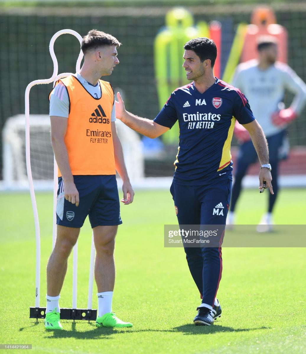 ST ALBANS, ENGLAND - AUGUST 12: Arsenal manager Mikel Arteta talks to Kieran Tierney during a training session at London Colney on August 12, 2022 in St Albans, England. (Photo by Stuart MacFarlane/Arsenal FC via Getty Images)