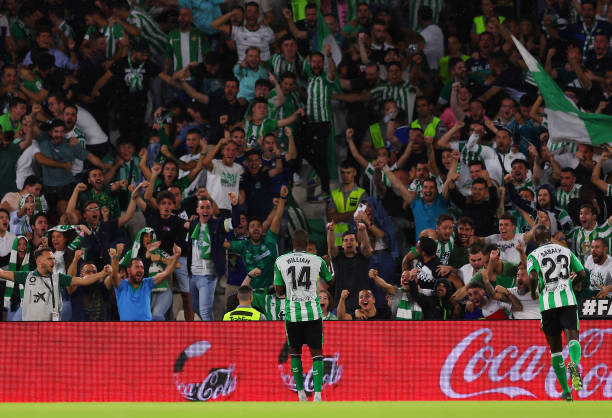 William Carvalho celebrando con la aficción tras marcar al Almería. Foto: Getty Images