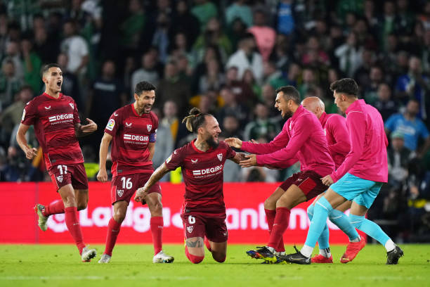 Gudelj celebrando el gol con el resto de sus compañeros con el que puso el empate en el encuentro.  Foto: Getty Images