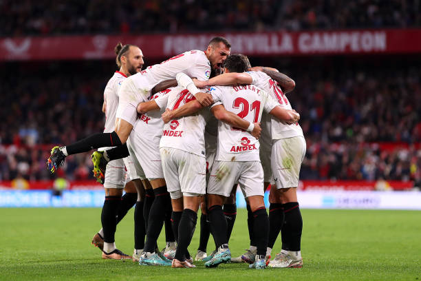 Los jugadores del Sevilla celebrando el gol de Acuña. Foto: Getty Images