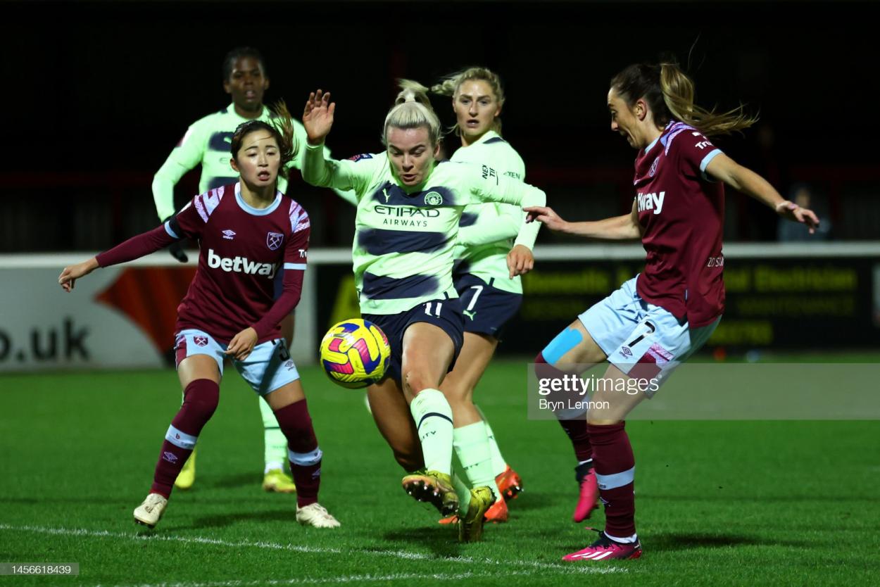 DAGENHAM, ENGLAND - JANUARY 15: Lauren Hemp of Manchester City is challenged by Risa Shimizu and Lisa Evans of <strong><a  data-cke-saved-href='https://www.vavel.com/en/football/2023/01/14/west-ham/1134631-you-want-the-backing-of-your-home-support-david-moyes-demands-respect-from-west-ham-fans-after-wolves-loss.html' href='https://www.vavel.com/en/football/2023/01/14/west-ham/1134631-you-want-the-backing-of-your-home-support-david-moyes-demands-respect-from-west-ham-fans-after-wolves-loss.html'>West Ham United</a></strong> during the FA Women's Super League match between <strong><a  data-cke-saved-href='https://www.vavel.com/en/football/2023/01/14/west-ham/1134631-you-want-the-backing-of-your-home-support-david-moyes-demands-respect-from-west-ham-fans-after-wolves-loss.html' href='https://www.vavel.com/en/football/2023/01/14/west-ham/1134631-you-want-the-backing-of-your-home-support-david-moyes-demands-respect-from-west-ham-fans-after-wolves-loss.html'>West Ham United</a></strong> and Manchester City at Chigwell Construction Stadium on January 15, 2023 in Dagenham, England. (Photo by Bryn Lennon/Getty Images)