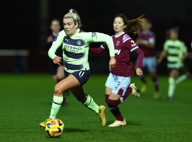 DAGENHAM, ENGLAND - JANUARY 15: Lauren Hemp of <strong><a  data-cke-saved-href='https://www.vavel.com/en/football/2023/04/20/manchester-city/1144362-pep-guardiola-says-man-city-need-to-deserve-to-be-in-the-final.html' href='https://www.vavel.com/en/football/2023/04/20/manchester-city/1144362-pep-guardiola-says-man-city-need-to-deserve-to-be-in-the-final.html'>Manchester City</a></strong> in action during the FA Women's Super League match between <strong><a  data-cke-saved-href='https://www.vavel.com/en/football/2023/04/16/arsenal/1143988-west-ham-united-2-2-arsenal-gunners-surrender-two-goal-lead-as-hammers-claim-an-important-point.html' href='https://www.vavel.com/en/football/2023/04/16/arsenal/1143988-west-ham-united-2-2-arsenal-gunners-surrender-two-goal-lead-as-hammers-claim-an-important-point.html'>West Ham</a></strong> United and <strong><a  data-cke-saved-href='https://www.vavel.com/en/football/2023/04/20/manchester-city/1144362-pep-guardiola-says-man-city-need-to-deserve-to-be-in-the-final.html' href='https://www.vavel.com/en/football/2023/04/20/manchester-city/1144362-pep-guardiola-says-man-city-need-to-deserve-to-be-in-the-final.html'>Manchester City</a></strong> at Chigwell Construction Stadium on January 15, 2023 in Dagenham, England. (Photo by Bryn Lennon/Getty Images)