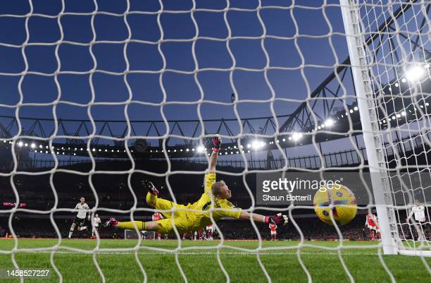 Arsenal goalkeeper <strong><a  data-cke-saved-href='https://www.vavel.com/en/football/2022/10/23/premier-league/1127339-southampton-1-1-arsenal-post-match-player-ratings.html' href='https://www.vavel.com/en/football/2022/10/23/premier-league/1127339-southampton-1-1-arsenal-post-match-player-ratings.html'>Aaron Ramsdale</a></strong> fails to keep out <strong><a  data-cke-saved-href='https://www.vavel.com/en/football/2023/01/17/premier-league/1134921-crystal-palace-vs-manchester-united-premier-league-preview-gameweek-20-2023.html' href='https://www.vavel.com/en/football/2023/01/17/premier-league/1134921-crystal-palace-vs-manchester-united-premier-league-preview-gameweek-20-2023.html'>Marcus Rashford</a></strong>'s shot to that gave <b><a  data-cke-saved-href='https://www.vavel.com/en/data/manchester-united' href='https://www.vavel.com/en/data/manchester-united'>Manchester United</a></b> the lead/Photo: Shaun Botterill/Getty Images