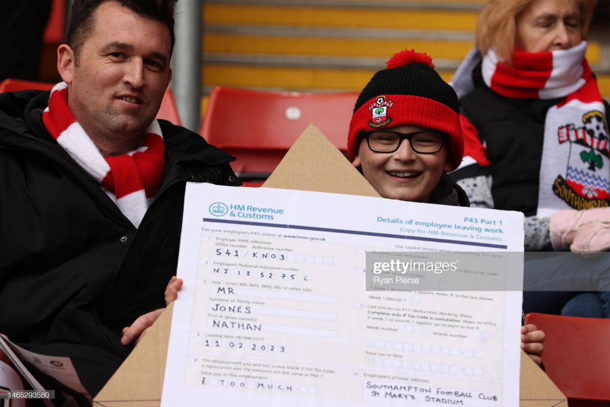 Southampton fans show their feelings towards then-head coach <strong><a  data-cke-saved-href='https://www.vavel.com/en/football/2023/02/01/premier-league/1136398-nathan-jones-reacts-to-semi-final-defeat-at-newcastle.html' href='https://www.vavel.com/en/football/2023/02/01/premier-league/1136398-nathan-jones-reacts-to-semi-final-defeat-at-newcastle.html'>Nathan Jones</a></strong> (Photo by Ryan Pierse/Getty Images)