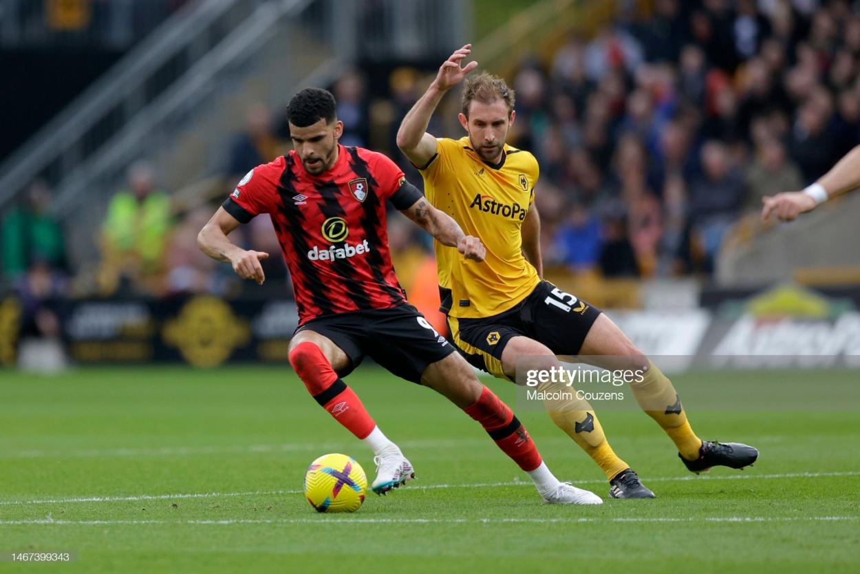 WOLVERHAMPTON, ENGLAND - FEBRUARY 18: Dominic Solanke (l) of AFC Bournemouth turns away from Craig Dawson of Wolverhampton Wanderers during the <strong><a  data-cke-saved-href='https://www.vavel.com/en/football/2023/03/18/premier-league/1141095-southampton-3-3-tottenham-ward-prowse-penalty-snatches-dramatic-point-for-the-saints.html' href='https://www.vavel.com/en/football/2023/03/18/premier-league/1141095-southampton-3-3-tottenham-ward-prowse-penalty-snatches-dramatic-point-for-the-saints.html'>Premier League</a></strong> match between Wolverhampton Wanderers and AFC Bournemouth at Molineux on February 18, 2023 in Wolverhampton, England. (Photo by Malcolm Couzens/Getty Images)