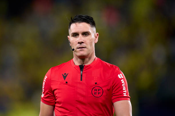Ortiz Arias, colegiado del Betis-Cádiz, dirigiendo un partido | Foto: Getty Images