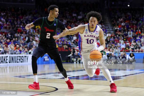 Jalen Wilson of Kansas drives against Howard's Steve Settle III during the team's first-round <strong><a  data-cke-saved-href='https://www.vavel.com/en-us/ncaa/2023/03/15/college-basketball/1140791-2023-ncaa-tournament-first-four-texas-am-corpus-christi-holds-off-southeast-missouri-state.html' href='https://www.vavel.com/en-us/ncaa/2023/03/15/college-basketball/1140791-2023-ncaa-tournament-first-four-texas-am-corpus-christi-holds-off-southeast-missouri-state.html'>NCAA Tournament</a></strong> game/Photo: Stacy Revere/Getty Images