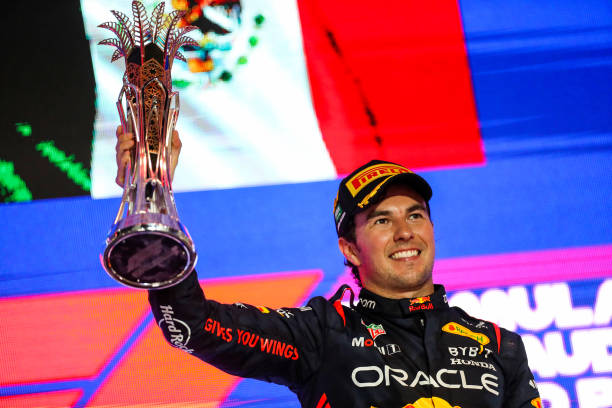Pérez levantando el trofeo | Fuente: Getty Images