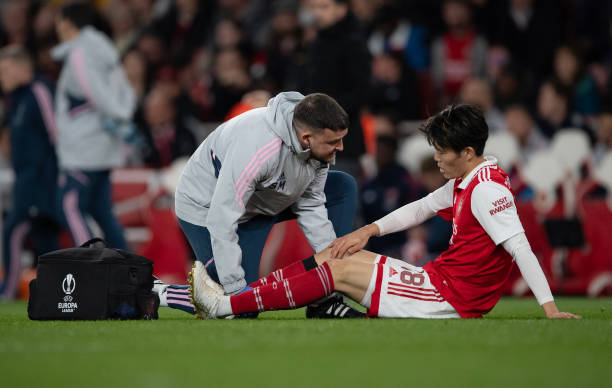 Tomiyasu siendo atendido por los servicios médicos del Arsenal en el partido de Europa League. Fuente: Getty Images
