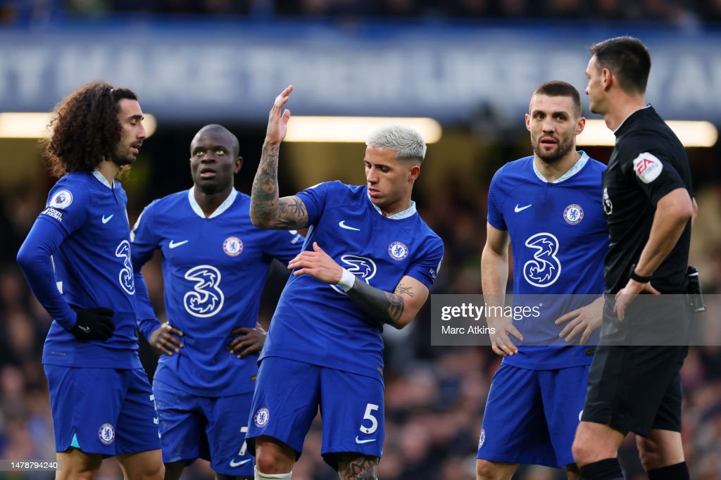 Marc Cucurella, Ngolo Kante, <strong><a  data-cke-saved-href='https://www.vavel.com/en/football/2023/03/19/premier-league/1141211-four-things-we-learnt-as-chelsea-come-unstuck-against-dyches-toffees.html' href='https://www.vavel.com/en/football/2023/03/19/premier-league/1141211-four-things-we-learnt-as-chelsea-come-unstuck-against-dyches-toffees.html'>Enzo Fernandez</a></strong> and <strong><a  data-cke-saved-href='https://www.vavel.com/en/football/2023/04/01/premier-league/1142514-four-things-we-learnt-as-villa-inflict-potters-ninth-defeat-and-send-chelsea-into-the-bottom-half.html' href='https://www.vavel.com/en/football/2023/04/01/premier-league/1142514-four-things-we-learnt-as-villa-inflict-potters-ninth-defeat-and-send-chelsea-into-the-bottom-half.html'>Mateo Kovacic</a></strong> argue with the referee during the 0-0 draw withLiverpool at Stamford Bridge - 