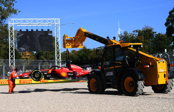 El coche de Leclerc siendo retirado | Fuente: Getty Images