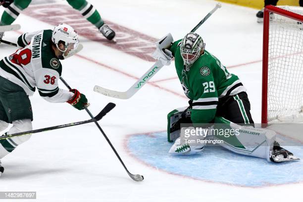 Ryan Hartman beats Jake Oettinger in double overtime to give Minnesota a Game 1 win/Photo: Tom Pennington/Getty Images