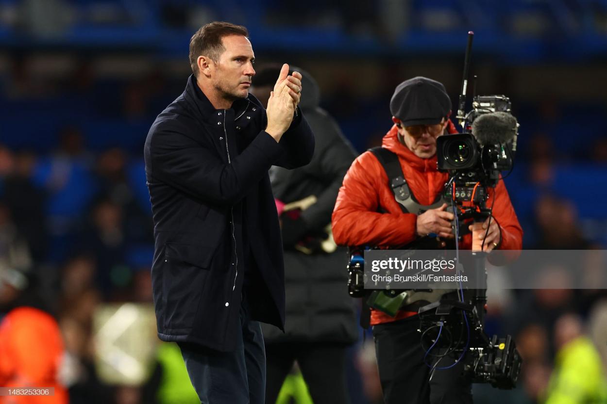 Lampard applauds the fans at <strong><a  data-cke-saved-href='https://www.vavel.com/en/football/2023/04/17/chelsea-fc/1144085-kepa-arrizabalaga-says-a-remontada-can-happen-for-chelsea-against-real-madrid.html' href='https://www.vavel.com/en/football/2023/04/17/chelsea-fc/1144085-kepa-arrizabalaga-says-a-remontada-can-happen-for-chelsea-against-real-madrid.html'>Stamford Bridge</a></strong> Photo by Chris Brunskill/Fantasista/Getty Images)