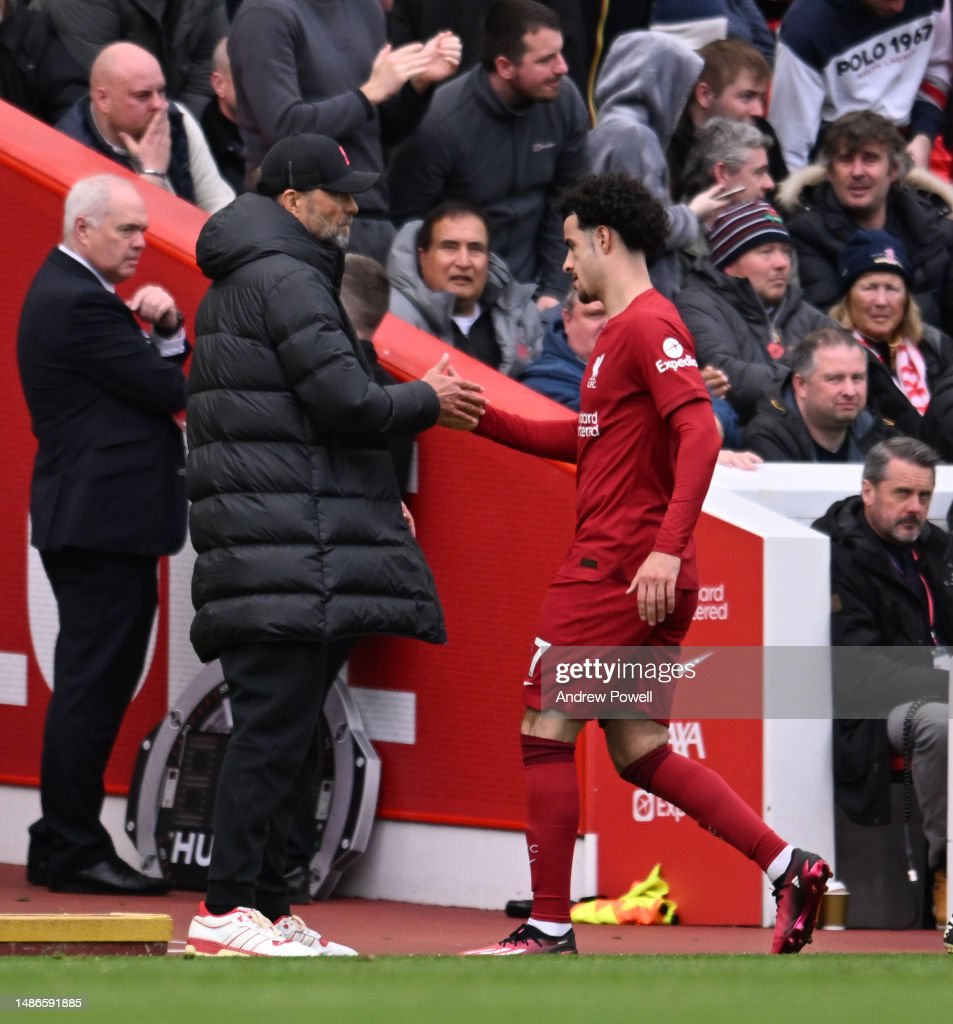 <strong><a  data-cke-saved-href='https://www.vavel.com/en/football/2023/05/02/liverpool-fc/1145629-jurgen-klopp-paul-tierney-does-not-have-an-agenda-against-us.html' href='https://www.vavel.com/en/football/2023/05/02/liverpool-fc/1145629-jurgen-klopp-paul-tierney-does-not-have-an-agenda-against-us.html'>Jurgen Klopp</a></strong> and <strong><a  data-cke-saved-href='https://www.vavel.com/en/football/2023/04/07/liverpool-fc/1143051-jurgen-klopp-confirms-van-dijk-will-return-thiago-may-feature-against-arsenal.html' href='https://www.vavel.com/en/football/2023/04/07/liverpool-fc/1143051-jurgen-klopp-confirms-van-dijk-will-return-thiago-may-feature-against-arsenal.html'>Curtis Jones</a></strong> shaking hands (Andrew Powell/Liverpool FC)