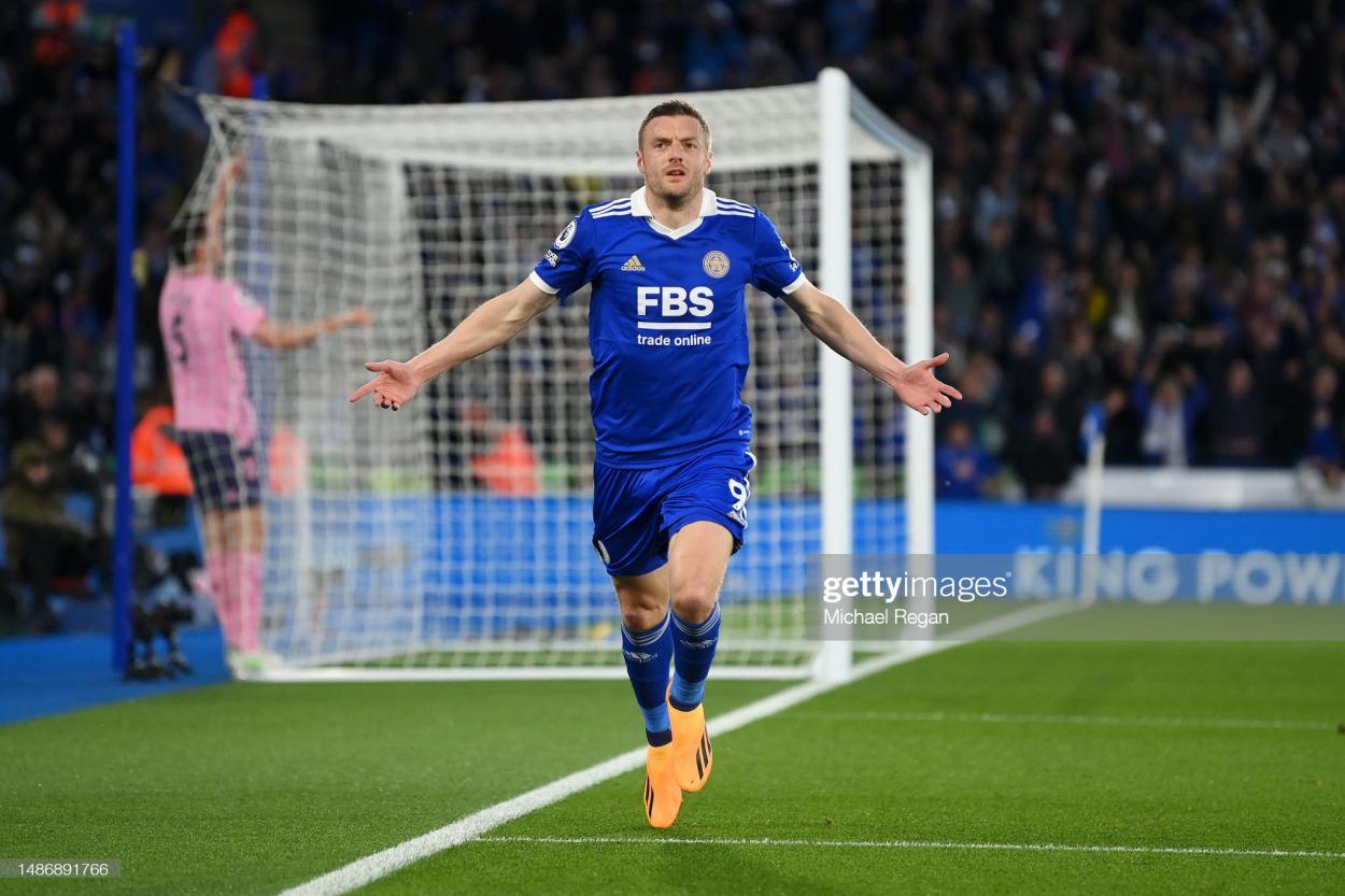 Jamie Vardy of <strong><a  data-cke-saved-href='https://www.vavel.com/en/football/2023/04/28/premier-league/1145179-javi-gracia-says-he-is-concerned-about-the-situation-of-his-team.html' href='https://www.vavel.com/en/football/2023/04/28/premier-league/1145179-javi-gracia-says-he-is-concerned-about-the-situation-of-his-team.html'>Leicester City</a></strong> celebrates after putting his side 2-1 ahead against Everton (Photo by Michael Regan/Getty Images)