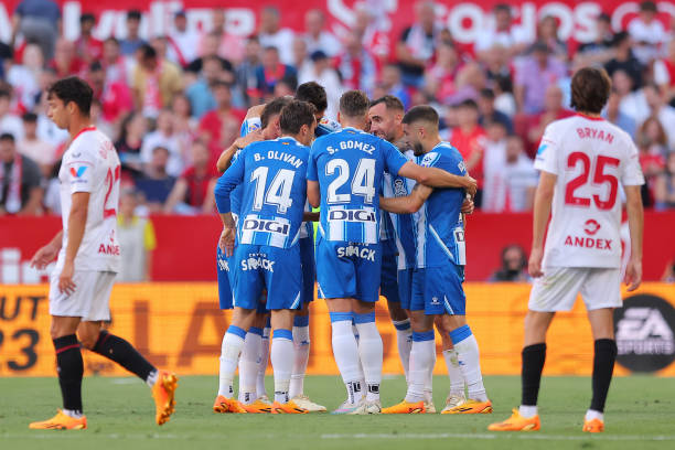 Los jugadores del Espanyol abrazados tras el gol de Rekik