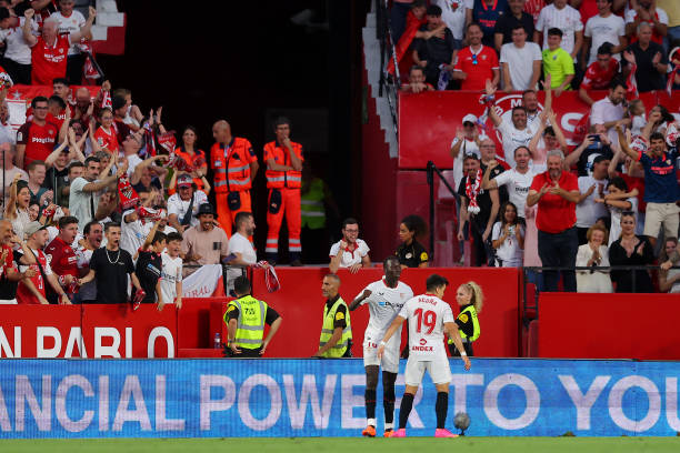 Pape Gueye celebrando junto a Acuña el gol de la victoria. Fuente: Getty Images