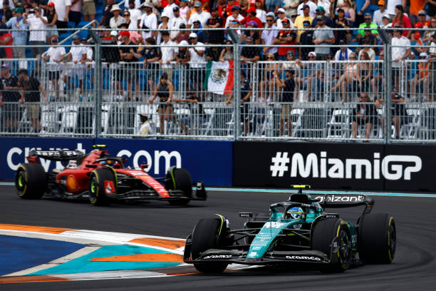 Fernando Alonso y Carlos Sainz compitiendo por la tercera plaza | Fuente: Getty Images