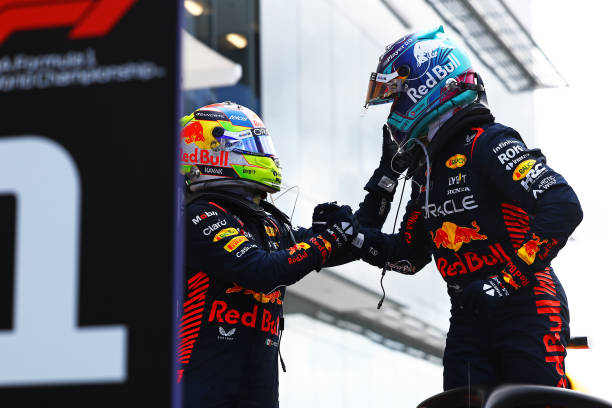 Checo y Verstappen felicitándose tras la carrera | Fuente: Getty Images