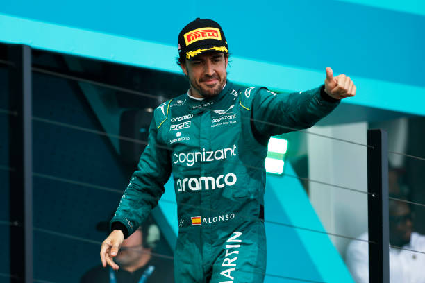 Alonso llegando al podio de Miami | Fuente: Getty Images