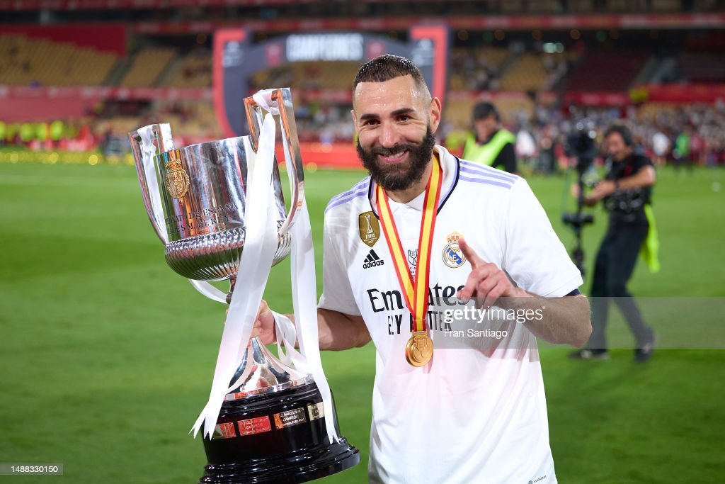 SEVILLE, SPAIN - MAY 06: Karim Benzema of Real Madrid celebrates with the trophy after winning the Copa del Rey Final match between Real Madrid and CA Osasuna at Estadio de La Cartuja on May 06, 2023 in Seville, Spain. (Photo by Fran Santiago/Getty Images)
