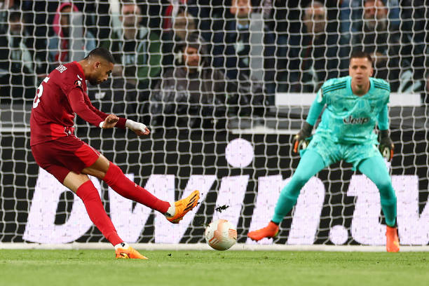 En-Nesyri embocando a portería el disparo en el gol del Sevilla en el Juventus Stadium. Fuente: Getty Images