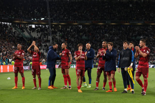 Los jugadores del Sevilla FC aplaudiendo a los aficionados desplazados desde la capital de Andalucía. Fuente: Getty Images