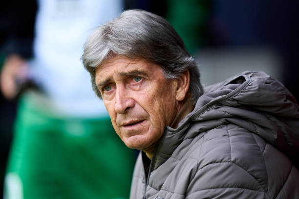 <strong><a href='https://www.vavel.com/es/futbol/2023/10/08/betis/1158653-alaves-vs-betis-el-betis-empata-en-vitoria-antes-del-paron-1-1.html'>Manuel Pellegrini</a></strong> en el banquillo bético | Foto: Getty Images