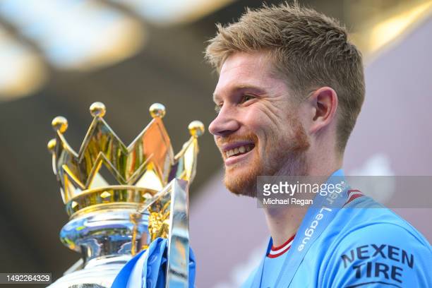 MANCHESTER, ENGLAND - MAY 21: Kevin De Bruyne with the Premier League trophy after the Premier League match between <strong><a  data-cke-saved-href='https://www.vavel.com/en/football/2023/04/22/1144636-paul-heckingbottom-determined-to-take-sheffield-united-to-the-premier-league-after-fa-cup-exit.html' href='https://www.vavel.com/en/football/2023/04/22/1144636-paul-heckingbottom-determined-to-take-sheffield-united-to-the-premier-league-after-fa-cup-exit.html'>Manchester City</a></strong> and Chelsea FC at Etihad Stadium on May 21, 2023 in Manchester, England. (Photo by Michael Regan/Getty Images)