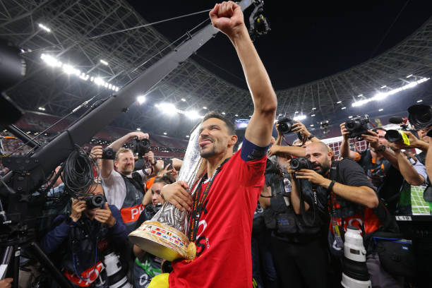 Jesús Navas con el trofeo de la UEFA Europa League. Fuente: Getty Images