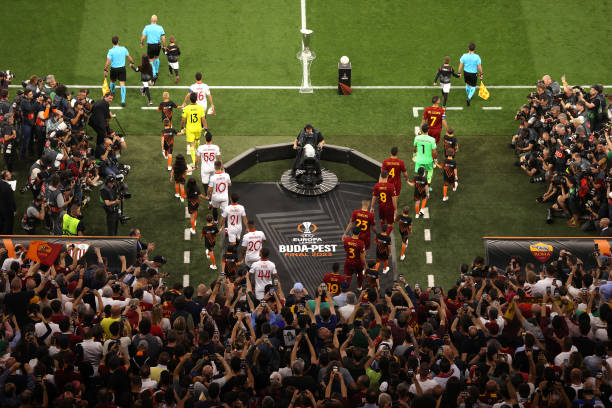Jugadores de Sevilla y Roma saltando al terreno de juego del Puskas Arena. Fuente: Getty Images