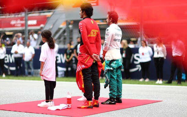 Sainz y Alonso escuchando el himno de España | Fuente: Getty Images