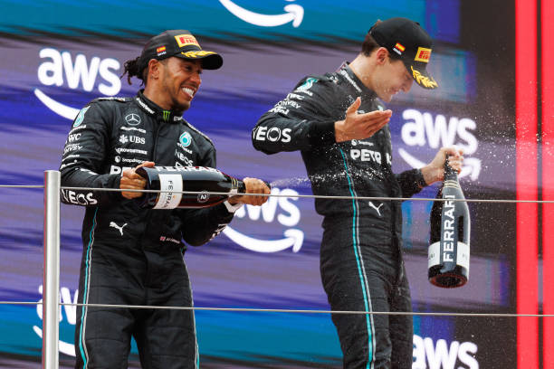 Hamilton y Russell en el podio | Fuente: Getty Images