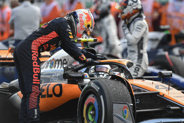 Verstappen felicitando a Norris al acabar la carrera. | Fuente: Getty Images