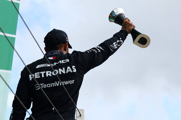 Lewis Hamilton de espaldas levantando el trofeo del 3º puesto | Fuente: Getty Images