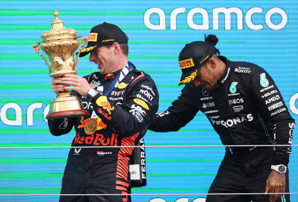 Los exrivales Verstappen y Hamilton saboreando juntos el chamán | Fuente: Getty Images