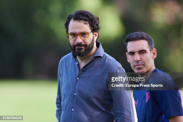 Víctor Orta observando el entrenamiento en pretemporada del equipo | Foto: Getty Images