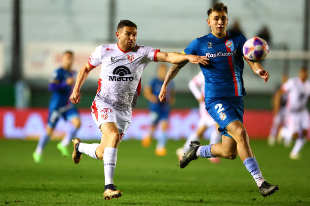 Lucas Albertengo of Independiente kicks the ball to score the first News  Photo - Getty Images