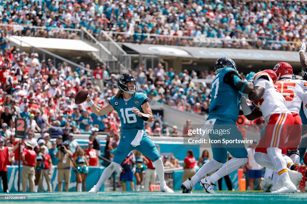 Jacksonville Jaguars quarterback Trevor Lawrence (16) throws a pass during the game between the <strong><a  data-cke-saved-href='https://www.vavel.com/en-us/nfl/2020/07/01/1026465-throwback-2-3-jet-chip-wasp.html' href='https://www.vavel.com/en-us/nfl/2020/07/01/1026465-throwback-2-3-jet-chip-wasp.html'>Kansas City</a></strong> Chiefs and the Jacksonville Jaguars on September 17, 2023 at EverBank Stadium in Jacksonville, Fl. (Photo by David Rosenblum/Icon Sportswire via Getty Images)