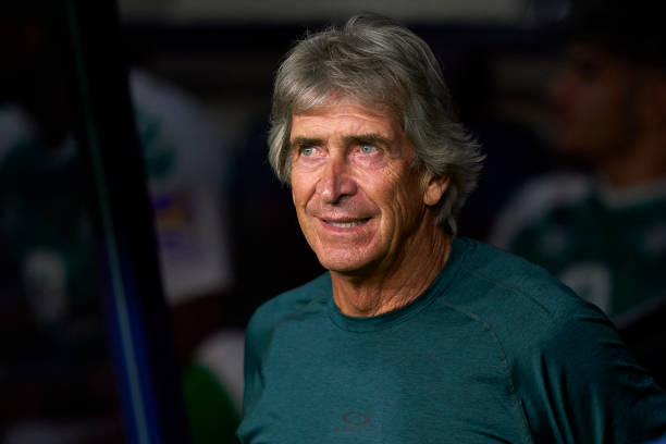 <strong><a data-cke-saved-href='https://www.vavel.com/es/futbol/2023/05/20/betis/1147266-manuel-pellegrini-seria-muy-pobre-ganar-el-derbi-y-quedar-15.html' href='https://www.vavel.com/es/futbol/2023/05/20/betis/1147266-manuel-pellegrini-seria-muy-pobre-ganar-el-derbi-y-quedar-15.html'>Manuel Pellegrini</a></strong> en el banquillo | Foto: Getty Images