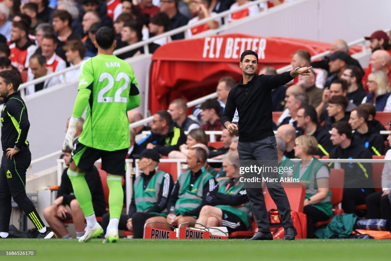 LONDON, ENGLAND - SEPTEMBER 24: Mikel Arteta, Head Coach of Arsenal speaks with David Raya during the <strong><a  data-cke-saved-href='https://www.vavel.com/en/football/2023/09/22/premier-league/1156807-brighton-vs-bournemouth-premier-league-preview-gameweek-6-2023.html' href='https://www.vavel.com/en/football/2023/09/22/premier-league/1156807-brighton-vs-bournemouth-premier-league-preview-gameweek-6-2023.html'>Premier League</a></strong> match between Arsenal FC and Tottenham Hotspur at Emirates Stadium on September 24, 2023 in London, England. (Photo by Marc Atkins/Getty Images)