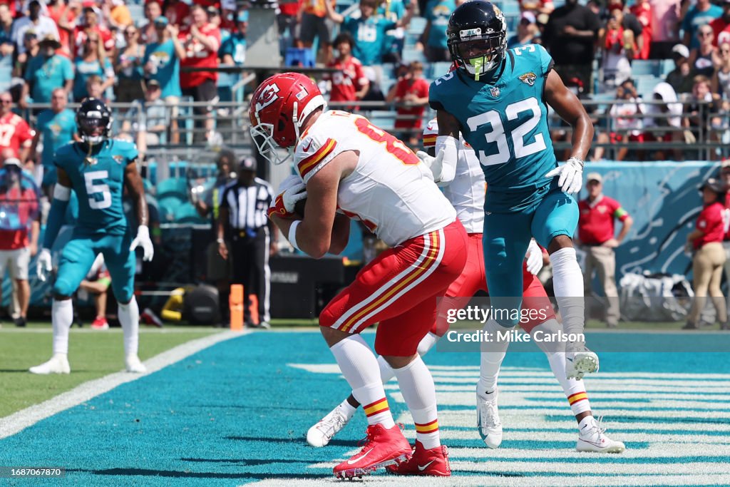 Travis Kelce #87 of the <strong><a  data-cke-saved-href='https://www.vavel.com/en-us/nfl/2023/08/31/1154726-can-anyone-stop-the-philadelphia-eagles-2023-nfc-east-preview.html' href='https://www.vavel.com/en-us/nfl/2023/08/31/1154726-can-anyone-stop-the-philadelphia-eagles-2023-nfc-east-preview.html'><strong><a  data-cke-saved-href='https://www.vavel.com/en-us/nfl/2020/12/25/1052696-kansas-city-chiefs-top-new-orleans-saints-for-ninth-straight-win.html' href='https://www.vavel.com/en-us/nfl/2020/12/25/1052696-kansas-city-chiefs-top-new-orleans-saints-for-ninth-straight-win.html'>Kansas City</a></strong> Chiefs</a></strong> scores a receiving touchdown during the third quarter against the <strong><a  data-cke-saved-href='https://www.vavel.com/en-us/nfl/2021/04/27/1069111-vavel-uk-eve-of-draft-mockfivedraft-day-trades-jones-to-49ers.html' href='https://www.vavel.com/en-us/nfl/2021/04/27/1069111-vavel-uk-eve-of-draft-mockfivedraft-day-trades-jones-to-49ers.html'>Jacksonville Jaguars</a></strong> at EverBank Stadium on September 17, 2023 in Jacksonville, Florida. (Photo by Mike Carlson/Getty Images)