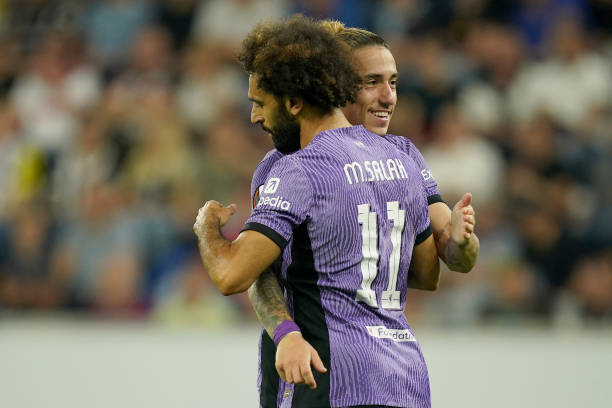 Salah celebrando junto a Tsimikas el gol definitivo. Fuente: Getty Images