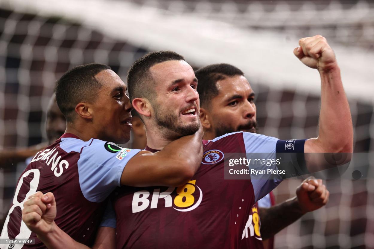 McGinn, Tieleman y Douglas Luiz celebrando un gol/ Fuente: Getty Images