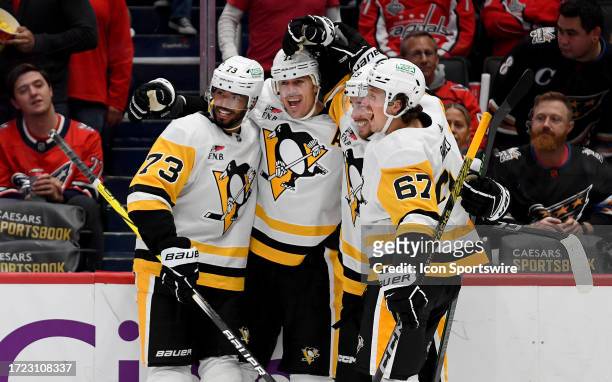 The Penguins celebrate after <strong><a  data-cke-saved-href='https://www.vavel.com/en-us/nhl/2022/10/19/1126812-dach-ot-winner-caps-canadiens-rally-against-penguins.html' href='https://www.vavel.com/en-us/nhl/2022/10/19/1126812-dach-ot-winner-caps-canadiens-rally-against-penguins.html'>Evgeni Malkin</a></strong>'s goal opened the scoring for Pittsburgh/Photo: Randy Litzinger/Iconsportswire via Getty Images