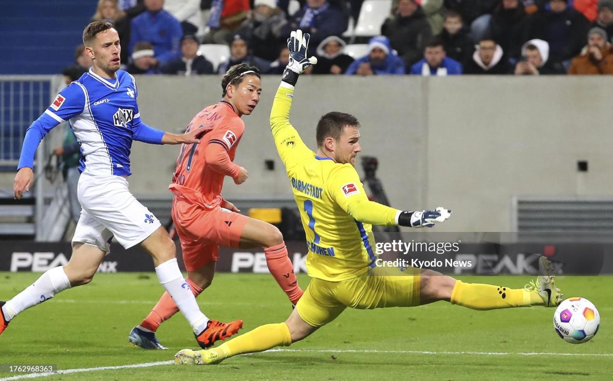 Asano anotando un gol al Darmstadt  / Fuente: Getty Images