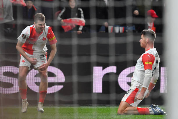 Lukas Masopust celebrando el segundo gol del <strong><a data-cke-saved-href='https://www.vavel.com/es/futbol-internacional/2022/05/24/1112619-previa-roma-vs-feyenoord-lucha-por-la-primera-conquista.html' href='https://www.vavel.com/es/futbol-internacional/2022/05/24/1112619-previa-roma-vs-feyenoord-lucha-por-la-primera-conquista.html'>Slavia Praga.</a></strong> Foto: Getty Images